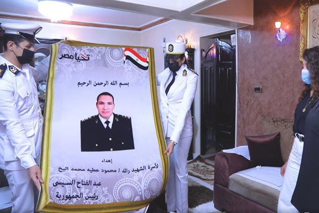 شاهد .. تقديم هدايا من الرئيس السيسي لأسر شهداء الشرطة بمناسبة عيد الفطر المبارك