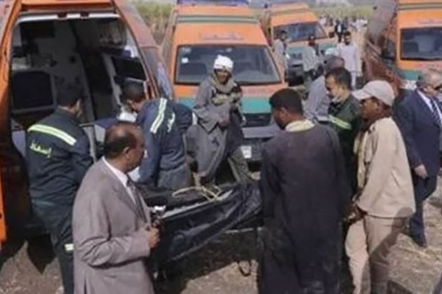 مصرع عامل وإصابة زوجته وسائقهما في انقلاب سيارة بسوهاج