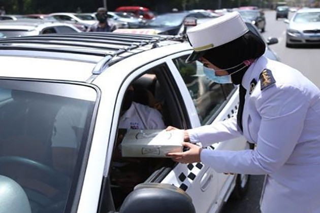 الداخلية تشارك المواطنين احتفالات عيد الفطر وتوزع الهدايا على الأطفال