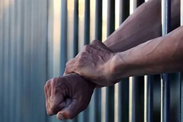 حبس شخصين لحيازتهما مواد مخدرة وأسلحة في الشروق