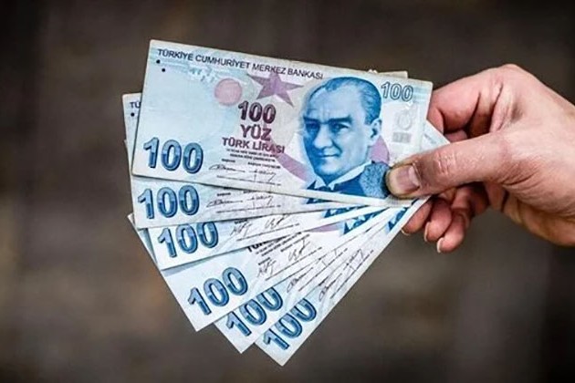 الليرة التركية تتراجع أمام الدولار لأدنى مستوياتها