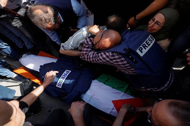 صور.. تشييع جثمان الصحفية الفلسطينية شيرين أبو عاقلة