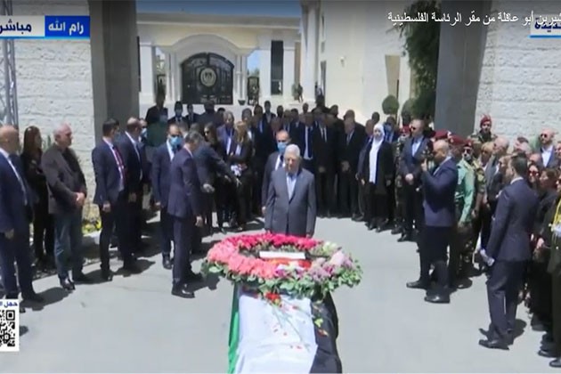 شاهد .. الرئيس الفلسطيني يشارك في جنازة شيرين أبوعاقلة