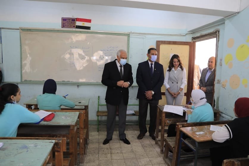 محافظ الجيزة يتفقد لجان امتحانات نهاية العام للشهادة الإعدادية