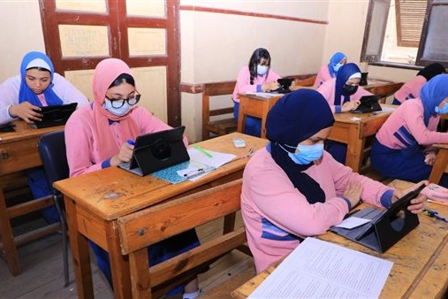 اليوم.. طلاب الصف الثاني الثانوي يؤدون امتحاني تطبيقات الرياضيات والجغرافيا