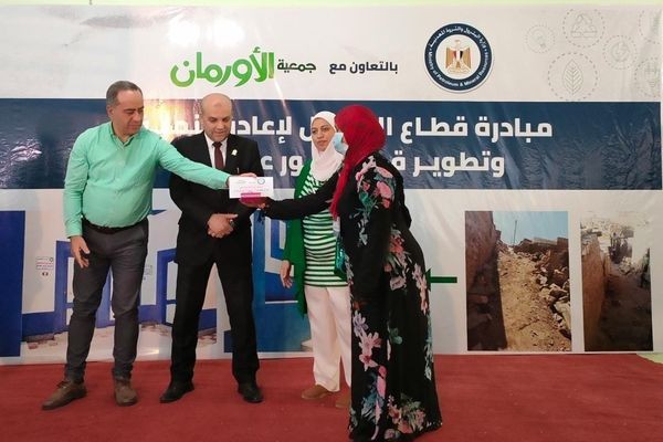 تسليم 50 منزلاً بناها قطاع البترول لمتضررى السيول بمنطقة خور عواضة بأسوان.