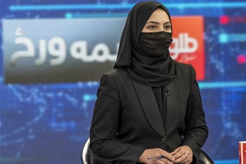 شاهد.. مذيعة قناة أفغانية تقدم نشرة الأخبار بالنقاب
