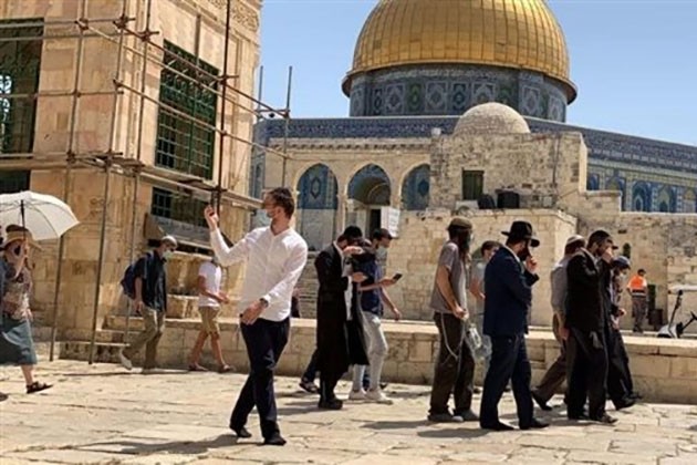 مستوطنين إسرائيليين يقتحمون المسجد الأقصى في حماية شرطة الاحتلال