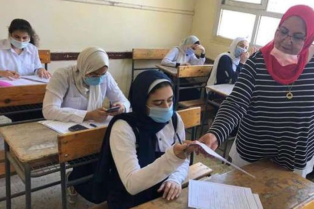 طلاب الصف الثاني الثانوي يؤدون امتحان مادتي الأحياء والفلسفة والمنطق