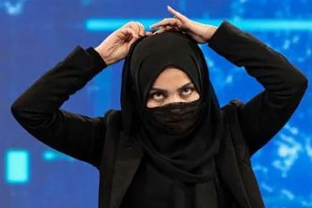 في تحدي لطالبان.. مذيعات يخلعن النقاب على الهواء