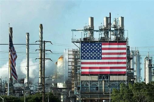 النفط يغلق مرتفعًا بدعم من شح في المعروض وتزايد نشاط التكرير في أمريكا