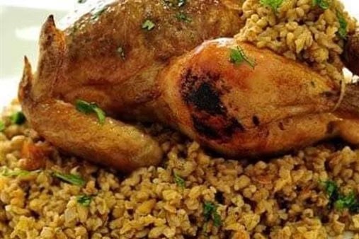 بشكل مختلف.. حضري كبسة الدجاج بالفريك بمذاق جديد