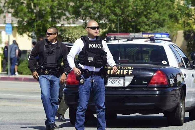 شرطة كاليفورنيا تعتقل مسلحاً بعد مواجهة طويلاً مع رجال الأمن