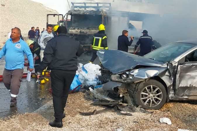 حادث تصادم بين سيارتين بطريق