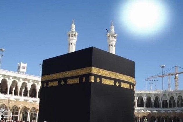 الشمس تتعامد على الكعبة المشرفة للمرة الأولى هذا العام.. اليوم