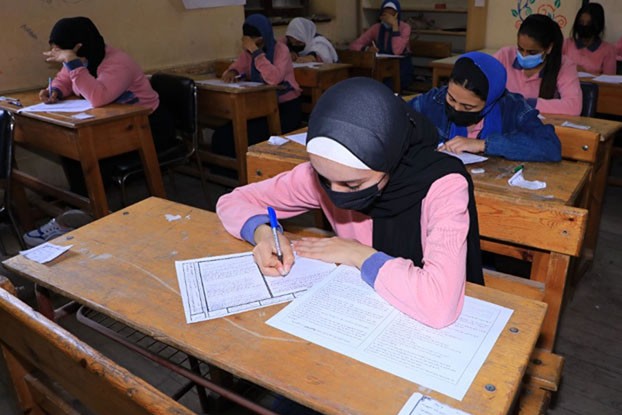 طلاب الثانوي العام يؤدون امتحان الفيزياء والتاريخ واللغة الأجنبية