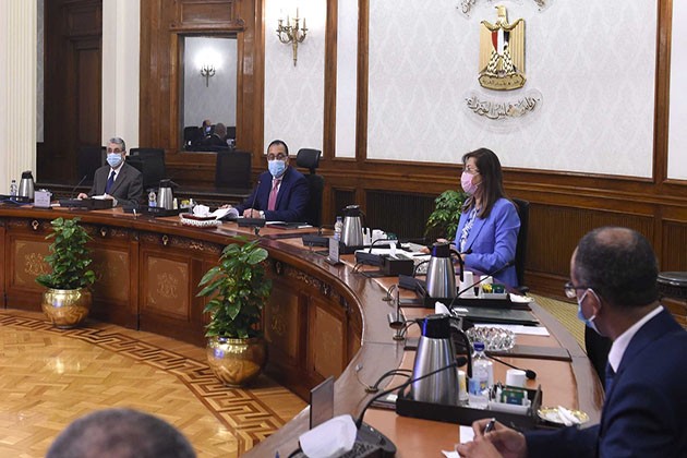 رئيس الوزراء يتابع موقف الأراضي المزمع طرحها لإقامة محطات لتحلية مياه البحر