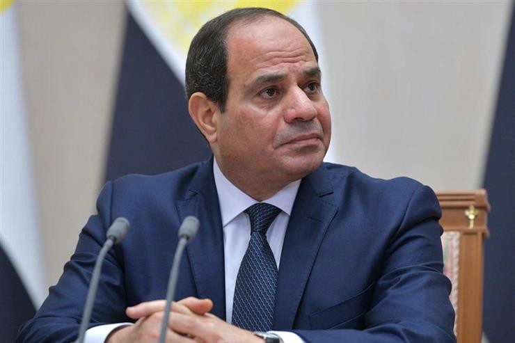 السيسى يؤكد لمفوض الاتحاد الأوروبي أهمية إنهاء تواجد الميلشيات المسلحة داخل ليبيا