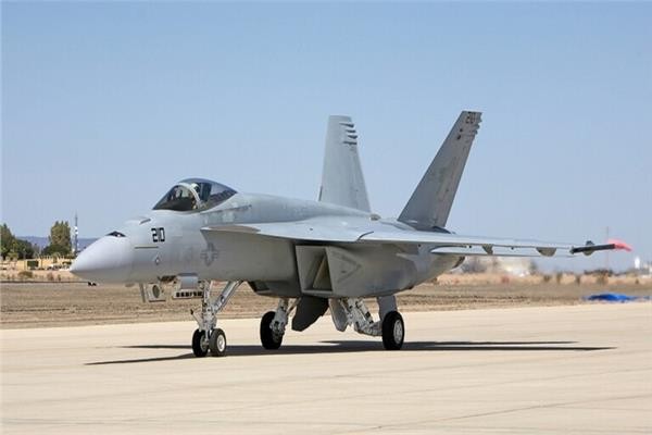 مقتل طيار جراء تحطم مقاتلة للبحرية الأمريكية في كاليفورنيا