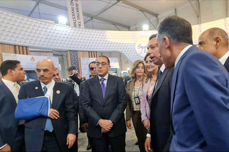 رئيس الوزراء ووزيرة التخطيط ورئيس البنك الإسلامى للتنمية يتفقدون جناح مجموعة