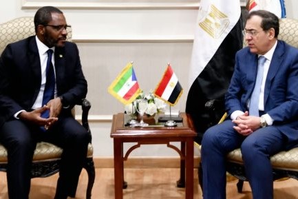 الملا يبحث مع وزير المعادن في غينيا الاستوائية التعاون بين البلدين