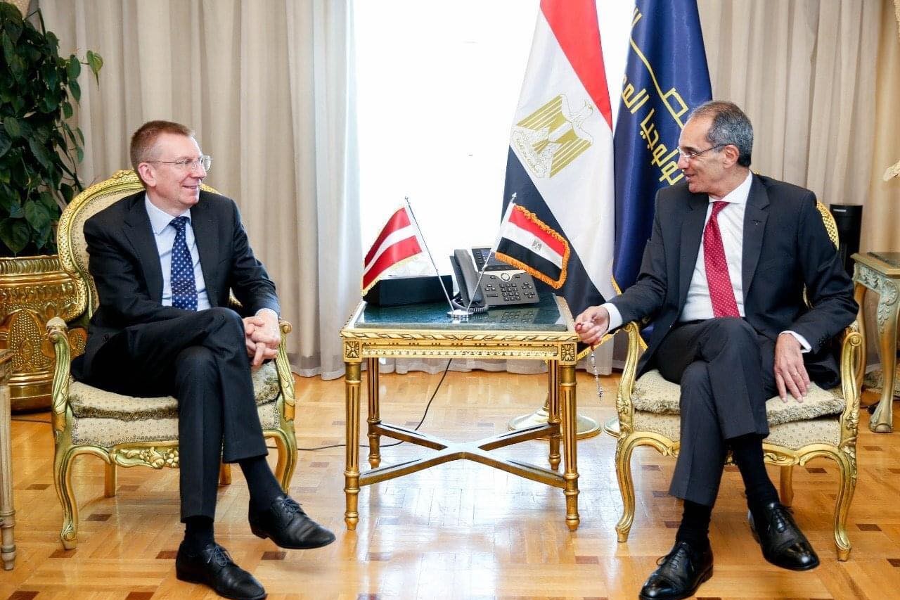 وزير الاتصالات يبحث مع وزير خارجية لاتفيا فرص التعاون والاستثمار بين البلدين
