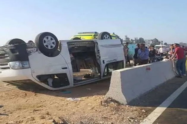 مصرع شخصين وإصابة 9 أثر إنقلاب سيارة ميكروباص بطريق مصر السويس الصحراوي بالتجمع
