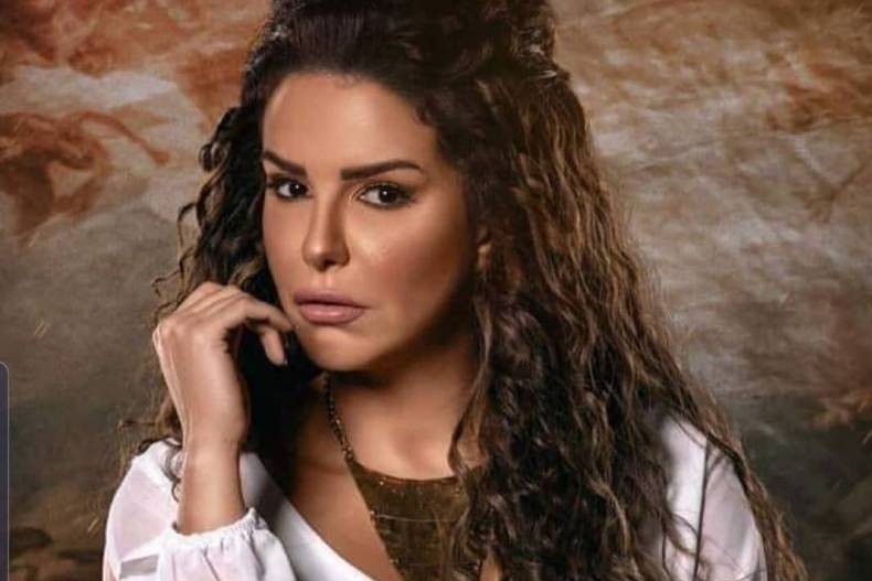 كنت بخاف من الارتباط وزوجي هو صديقي المقرب من 12 عامًا.. أبرز تصريحات دنيا عبد العزيز في
