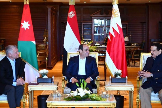 السيسي يؤكد تطلع مصر إلى تعزيز التعاون البناء بين مصر والبحرين والأردن