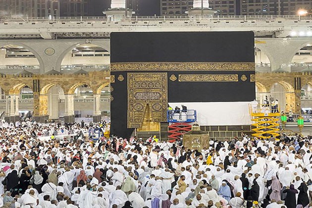 شئون الحرمين ترفع ثوب الكعبة المشرفة استعدادًا لموسم الحج