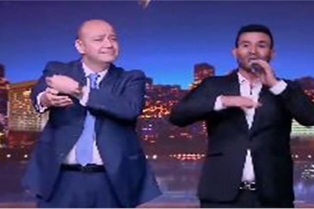عمرو أديب يرقص مع أحمد سعد على أغنية