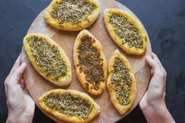 بـ 4 خطوات.. حضري مناقيش الجبنة والزعتر لأسرتك