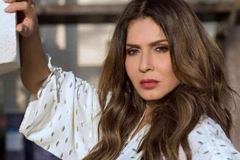 أحمر بدلًا من الأسود.. نجلاء بدر تثير الجدل مُجددًا بـ
