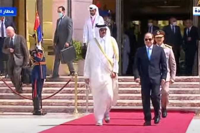 شاهد .. بعد ختام زيارته لمصر : السيسي يودع أمير قطر