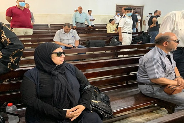 والدة نيرة أشرف تبكي داخل المحكمة: مفيش حاجة تبرد ناري