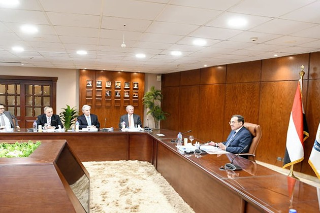 الملا يبحث مع شركة ابكس الامريكية خططها لزيادة إنتاج البترول بالصحراء الغربية