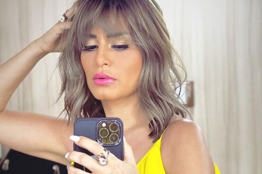 بالأصفر ..منة فضالى توجه رسالة قوية لجمهورها