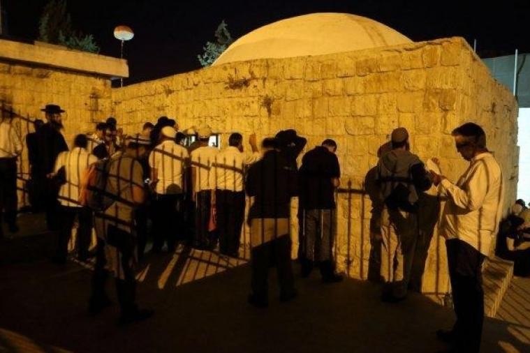 إصابة 3 إسرائيليين خلال اقتحامهم قبر يوسف فى نابلس