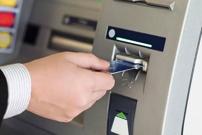 بدء تنفيذ قرار البنك المركزي بتطبيق الحد الأقصى لعمولة السحب النقدي من ماكينات الصرف