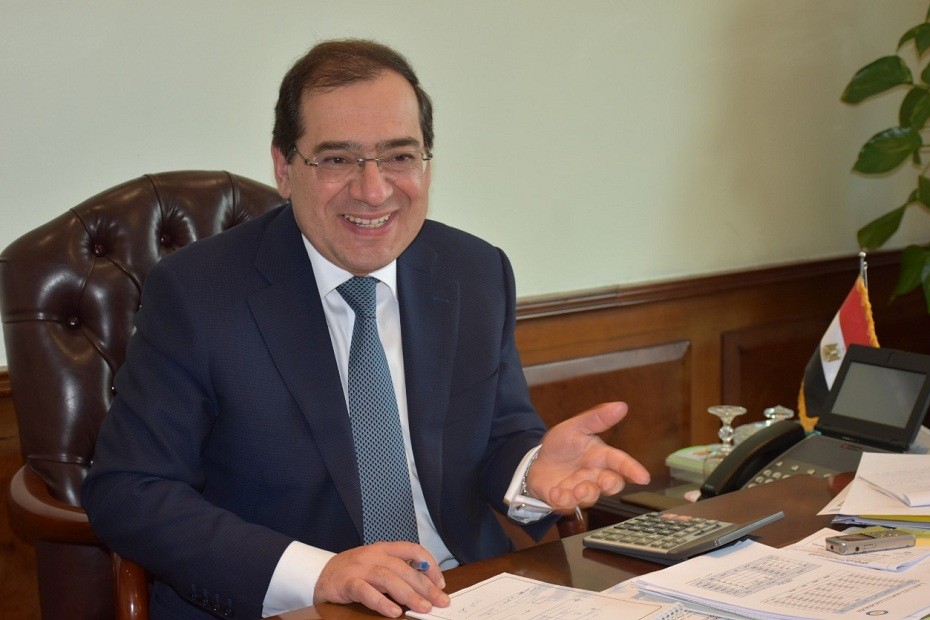 الملا يدعو الشركات العالمية للاستثمار بمناطق امتياز شلاتين للبحث عن الذهب والمعادن