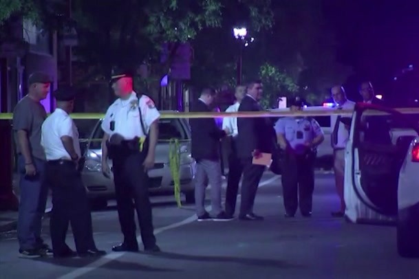 6 قتلى و26 جريح.. اعتقال منفذ حادث إطلاق النار على مسيرة في أمريكا