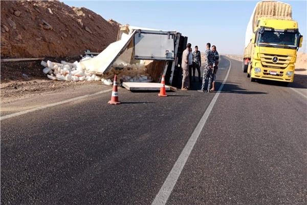 ننشر.. الصور الأولى لحادث تصادم أتوبيس وسيارة نقل بطريق أبو سمبل