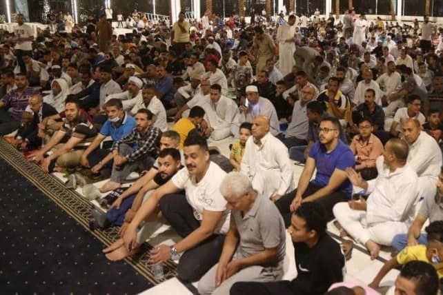 الالاف من المصليين يؤدون صلاة عيد الأضحى في مسجد الحسين