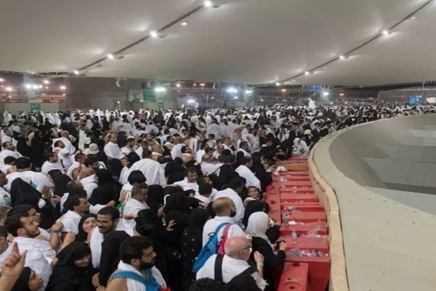 حجاج بيت الله يرمون جمرة العقبة في مشعر منى