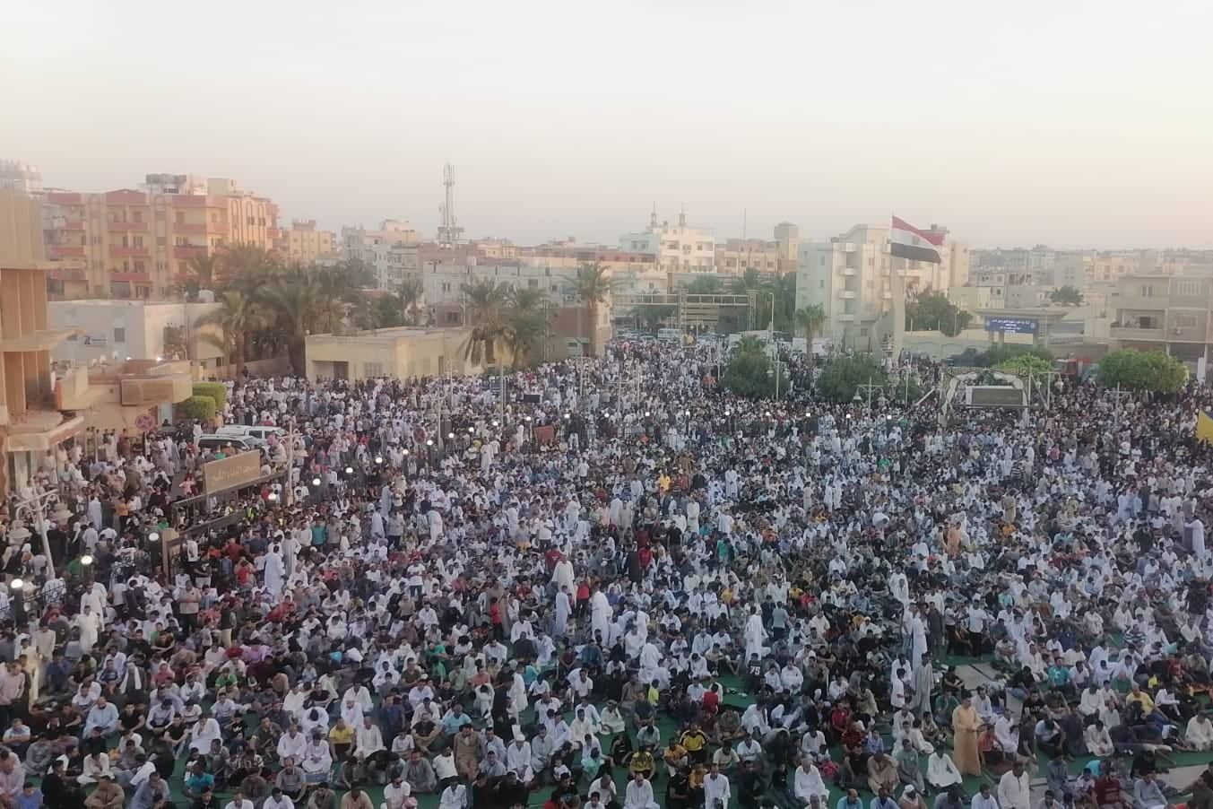 آلاف المواطنين يؤدون صلاة عيد الأضحى بمسجد الميناء الكبير.. صور