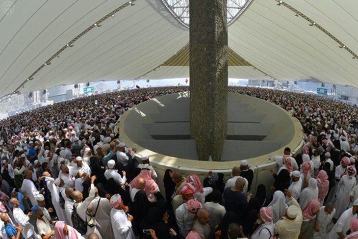 بالفيديو .. حجاج بيت الله يرمون جمرة العقبة الكبرى