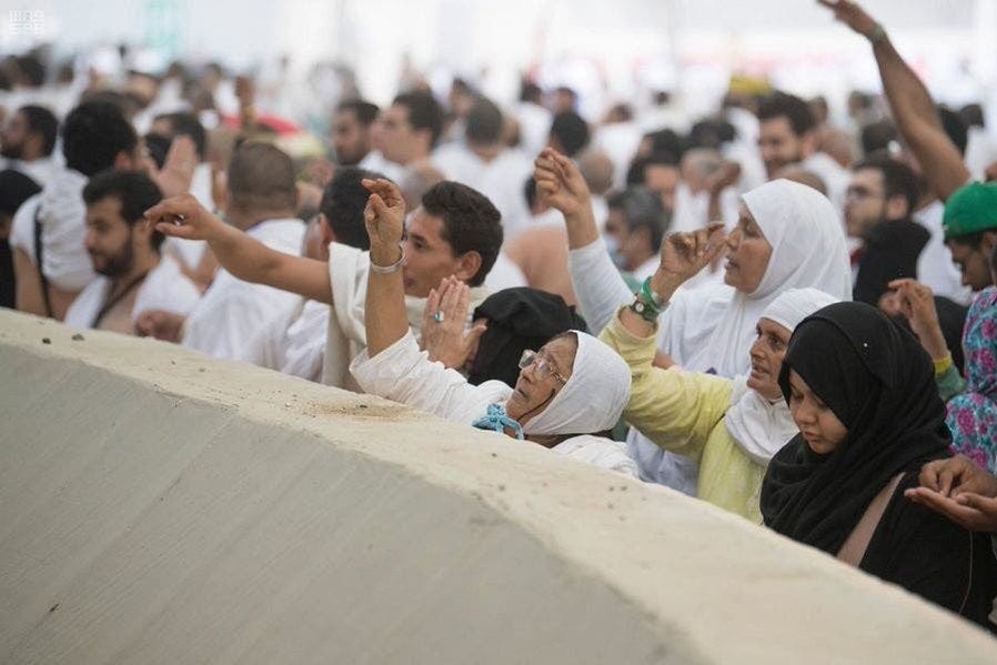 حجاج بيت الله يرمون الجمرات الثلاثة بمشعر منى فى أول أيام التشريق