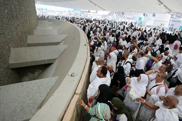 حجاج بيت الله الحرام من الجمعيات الأهلية من المتعجلين ينتهون من رمي الجمرات