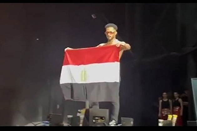 محمد رمضان يرفع علم مصر خلال حفله في تركيا