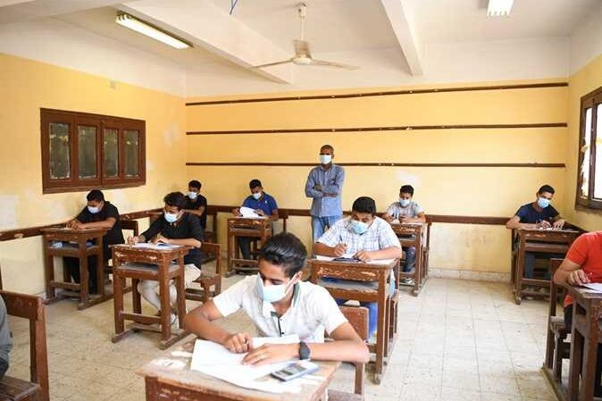 طلاب الثانوية العامة يؤكدون سهولة امتحان مادتي الحيولوجيا وعلم النفس